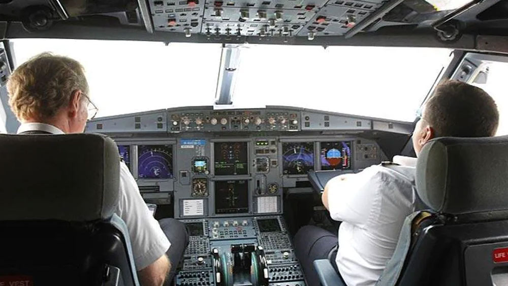 বিমান থেকে নামার পর ট্যাক্সিতে যাতায়াত করাই সুবিধাজনক। তবে ট্যাক্সি অগ্রিম বুকিং করতে হবে৷ 