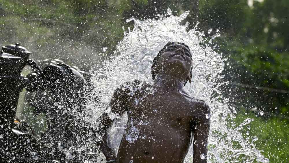 গরমের দাবদাহ থেকে সাময়িক মুক্তি।