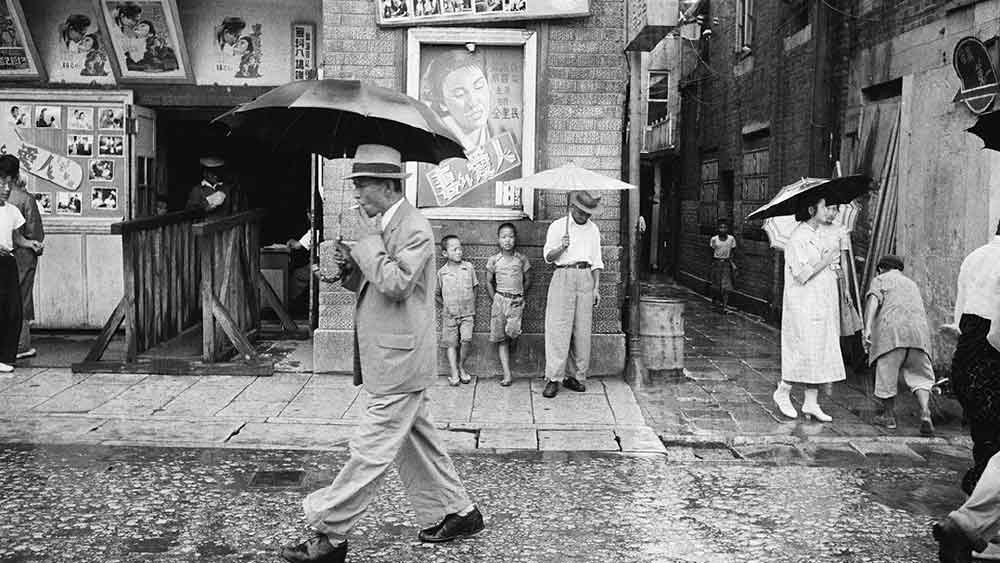 পঞ্চাশের দশকে দীর্ঘ যুদ্ধের পর দু’ভাগ হয়ে গিয়েছিল কোরিয়া। জন্ম হয়েছিল উত্তর ও দক্ষিণ কোরিয়ার। ১৯৫৩ সালে সাময়িক যুদ্ধবিরতির পরের দশকে দেশের আধুনিকীকরণের প্রচেষ্টা শুরু করেছিল দক্ষিণ কোরিয়ার সামরিক শাসক। সে সময় আমজনতার জীবনেও ঘটেছিল আমূল পরিবর্তন।  