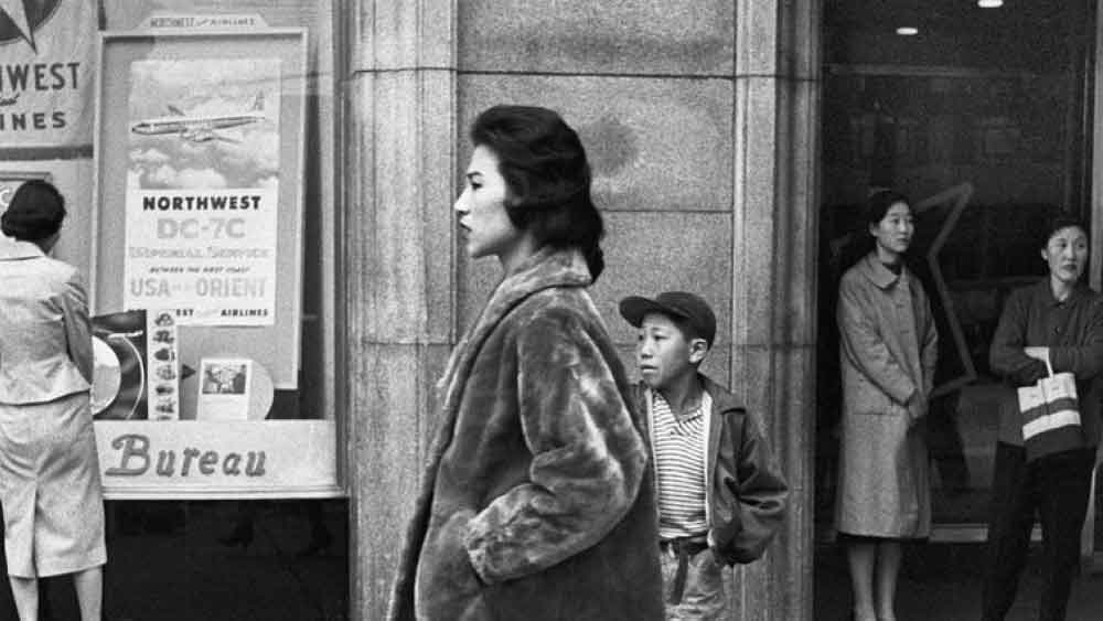 শৈশব থেকে কাংয়ের চুলের প্রশংসা করতেন তাঁর আত্মীয়স্বজনেরা। দ্বিতীয় শ্রেণিতে ওঠার আগেই ঘন কালো চুলে ছাত্রীটির ঘাড় ঢাকা পড়েছিল। তবে ওই বয়সে তার চুল ছেঁটে বিক্রি করে দেন মা। সে দুঃখ আজও বয়ে বেড়াচ্ছেন কাং। সংবাদমাধ্যমে তিনি বলেন, ‘‘সে সময় চুল ছাঁটাতে একেবারে রাজি ছিলাম না। তবে বড়রা আমার চুল কেটে দিয়েছিলেন। তখন এতটাই আঘাত পেয়েছিলাম যে আজও সে দিনটার কথা স্পষ্ট মনে রয়েছে।’’