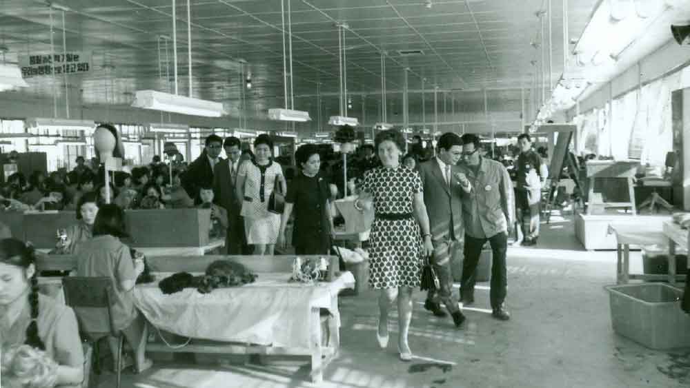 কেন শৈশবে তাঁর চুল ছেঁটে দেওয়া হয়েছিল, তা অবশ্য পরে বুঝতে অসুবিধা হয়নি কাংয়ের। শ্রমজীবীদের মহল্লা বলে পরিচিত আহেইয়ন-ডংয়ে থাকতেন তাঁরা। বাবা ছিলেন মেকানিক। জামাকাপড় সেলাই করে আয় করতেন মা। তাতেও সংসারের দুর্দশা ঘুচত না। সঙ্গে আরও দু’একটা চাকরি করতে হত তাঁর মাকে।