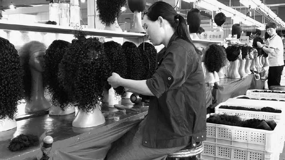 কাংয়ের মা আর বেঁচে নেই। তবে তাঁর জীবদ্দশায় মাকে জিজ্ঞাসা করতে পারেননি, কেন শিশুবয়সে তাঁর চুল ছেঁটে দিয়েছিলেন? যদিও এক বার পড়শিদের কাছে মাকে বলতে শুনেছিলেন, মেয়ের চুল বিক্রি করে ঘরের চাল-ডাল-নুডল্‌স কেনেন তিনি। কাং বলেন, ‘‘আমার মনে হয়েছিল, পরিবারের সকলের মুখে অন্ন তুলে দিতে টাকার প্রয়োজন ছিল। ফলে আমার চুল ছাঁটানো নিয়ে মাকে কখনও প্রশ্ন করিনি।’’