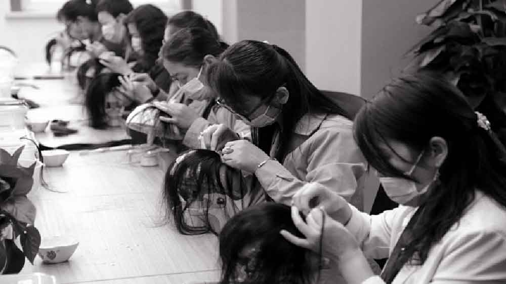 ‘দ্য এডুকেশন ইউনিভার্সিটি অব হংকং’-এর গ্লোবাল হিস্ট্রির সরকারী অধ্যাপক জেসন পেট্রুলিস জানিয়েছেন, ১৯৫৮ সাল থেকে বিশ্ব জুড়ে পরচুলার কারবারে বিপুল ক্ষেত্র খুলে গিয়েছিল। প্যারিসের ফ্যাশন জগৎ থেকে আমেরিকার কেতাদুরস্ত মহিলারা— সে সময় অনেকেই পরচুলা ব্যবহার করতেন। এমনকি, আমেরিকার তৎকালীন প্রেসিডেন্ট জন এফ কেনেডির স্ত্রী জ্যাকি কেনেডিও তা পরেছেন। যদিও তা প্রকাশ্যে স্বীকার করেননি তিনি।