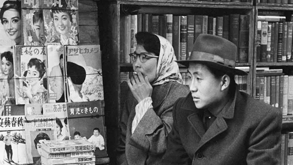 পরচুলা তৈরির কারবারে গোড়ার দিকে ইউরোপীদের চুল ব্যবহার করা হলেও ষাটের দশকের মাঝামাঝি সে বাজার দখল করতে শুরু করে ভারত, চিন, ভিয়েতনাম-সহ দুই কোরিয়ার মতো এশীয় দেশগুলি। মূলত এশীয় বাজার থেকে সস্তায় কাঁচামাল আসায় এই কারবারের ভরকেন্দ্রে বদল ঘটেছিল বলে মত পেট্রুলিসের।