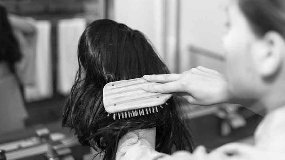 দক্ষিণ কোরিয়ায় ষাটের দশকে বিদেশি মুদ্রা আয়ের ক্ষেত্রে বড়সড় অবদান ছিল পরচুলার। কাং বলেন, ‘‘আমাদের মহল্লায় চুল সংগ্রহকারীরা ঘুরে বেড়াতেন। এমনকি, সেলুনেও ঢুঁ মারতেন তাঁরা। সেলুনে কাটা চুল তাঁদের কাছে বিক্রির জন্য পনিটেল করে ঝুলিয়ে রাখা হত।’’