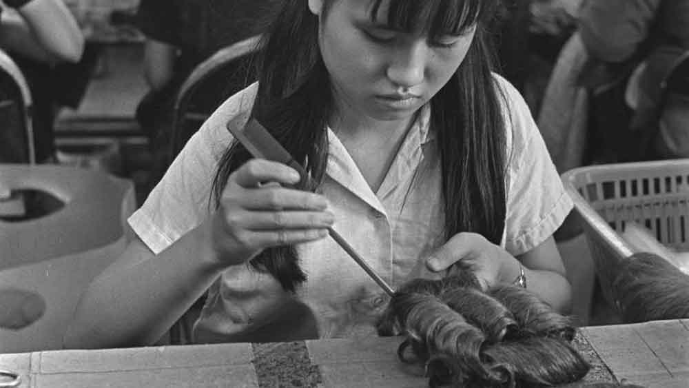 চুলের ব্যবসা করে অনেকেই আর্থিক সচ্ছলতার মুখ দেখেছেন। এই কারবারে শুধু যে সমাজের নিম্নবর্গের মহিলারাই জড়িত ছিলেন, তা নয়। সোলের অবস্থাপন্ন পরিবারের সদস্য হলেও এই কারবারে চলে এসেছিলেন চ্যাং সুন হওয়া ও তাঁর পরিবার। তিনি বলেন, ‘‘আমার ঠাকুরমা তাঁর চুল ছাঁটতেন না বটে। তবে চুল আঁচড়ানোর পর তাঁর ঝরে পড়া চুল সংগ্রহ করে বিক্রি করতেন।’’