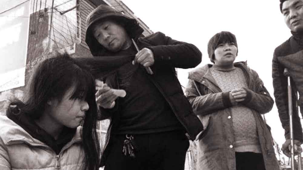 বিশ্ব জুড়েই পরচুলা তৈরির কারবার আড়েবহরে বাড়ছে। সংবাদমাধ্যমের দাবি, ২০২০ সালে তা ৩০ শতাংশ বেড়েছে। এ ক্ষেত্রে আজও মহিলা কর্মীদের সংখ্যা বেশি। ভারত, বাংলাদেশ, চিন এবং তাইল্যান্ডের পাশাপাশি দক্ষিণ কোরিয়াতেও এটি বিদেশি মুদ্রায় আয়ের অন্যতম উপায়। তবে তার জন্য কম মূল্য চোকাতে হয়নি সে দেশের মেয়েদের!