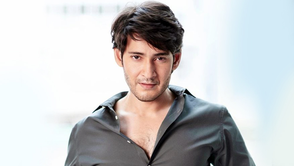 নিঃসন্দেহে তেলুগু ছবির দুনিয়ায় তিনি এক নম্বর। মহেশ বাবু। অভিনেতা ও প্রযোজক মহেশ বাবুর সর্বাধিক পরিচিতি শুধু তেলুগু সিনেমা করেই। আসল নাম মহেশ ঘাট্টামানেনি। বিপুল ভক্তের সংখ্যা এবং হাতে কী কী কাজ রয়েছে, তা এক বার দেখলে মালুম হবে দক্ষিণে এই মুহূর্তে ঠিক কতটা জনপ্রিয় তিনি।