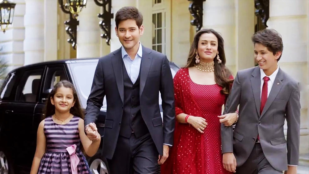 বলিউডে অভিনয় না করতে চাইলেও মহেশের জীবনের ইনিংসে বলিউডের বড় ভূমিকা রয়েছে। বলিউডেরই অভিনেত্রী এবং মডেল নম্রতা শিরোদকরকে বিয়ে করেছেন মহেশ। তাঁদের দুই সন্তান— এক পুত্র এবং এক কন্যা।