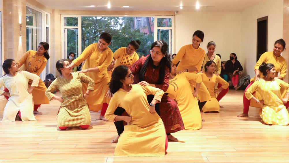 নৃত্যচর্চায় ডোনা।