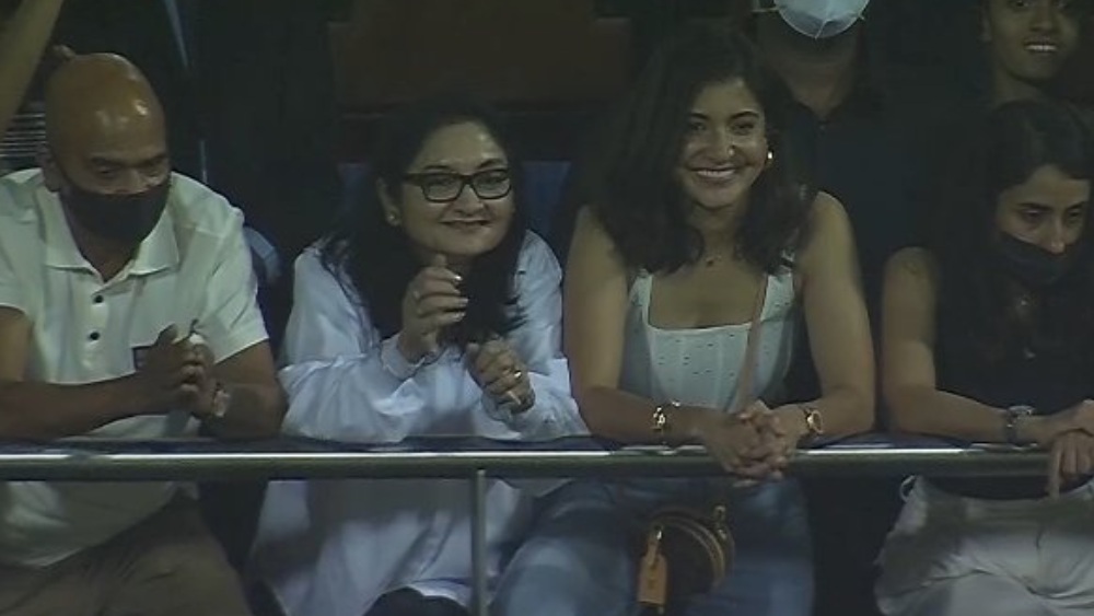 গ্যালারিতে হাজির অনুষ্কা।