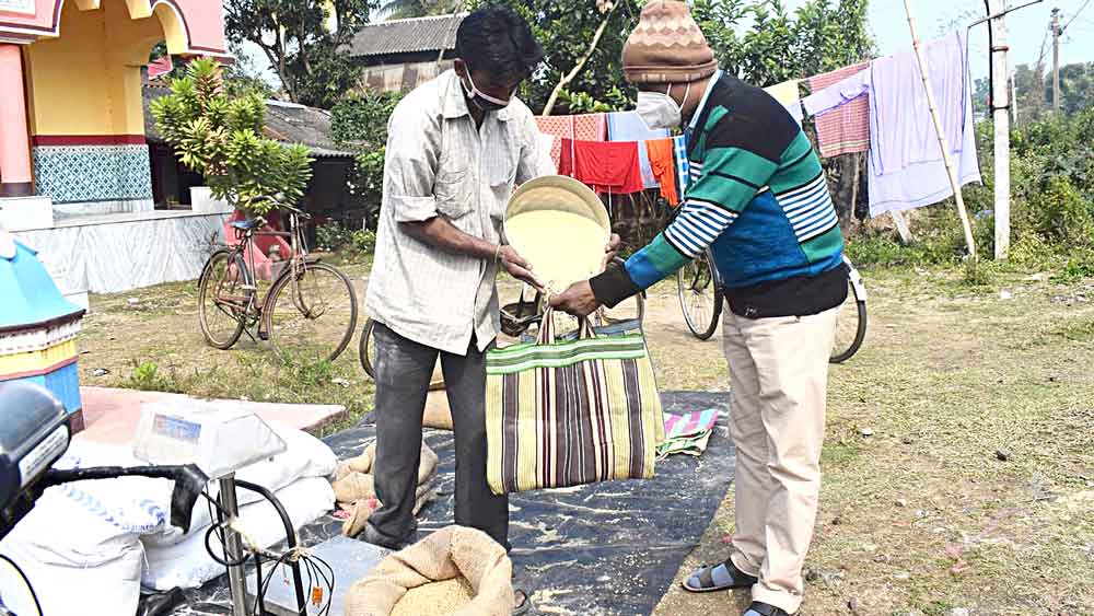 ‘দুয়ারে রেশন’ প্রকল্পে সামগ্রী বিলি গোঘাটের আনুড়ে।