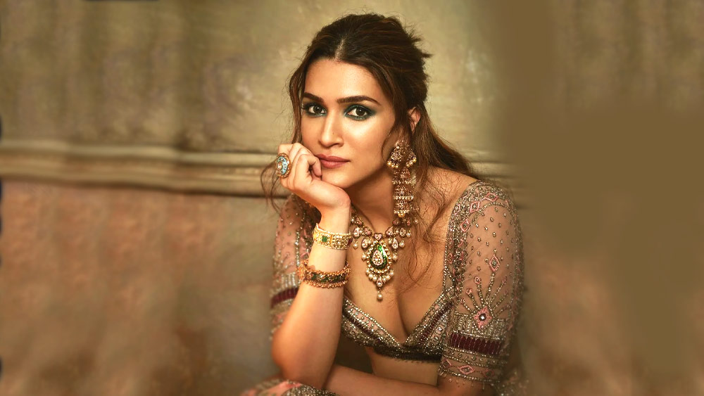 বলিউডে বছর আটেক কাটিয়ে ফেলেছেন কৃতী শ্যানন। এই কয়েক বছরের কেরিয়ারে রোম্যান্টিক ছবির সংখ্যাই বেশি। তার কয়েকটায় কৃতী ঠোঁটকাটা, ভরডরহীন। তবে বড়পর্দার সেই ডাকাবুকো মেয়েটিই এক বার বেশ ঘাবড়ে গিয়েছিলেন। সে অভিজ্ঞতা হয়েছিল রোহিত শেট্টির এক ছবির শুট্যিংয়ের সময়। 