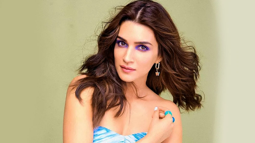 ২০১৫ সালের সেই ঘটনা আজও মনে রয়েছে কৃতীর। তিনি বলেন, ‘‘আমরা তখন ‘দিলওয়ালে’র শ্যুটিং করছিলাম। আমার রূপটানের দায়িত্বে ছিলেন যে শিল্পী, তাঁর হোটেলের ঘরে অস্বাভাবিক ঘটনা ঘটেছিল। সে ঘরে কারও উপস্থিতি টের পান ওই মহিলা। হঠাৎ টেবিল থেকে একটা বডি লোশনের বোতল পড়ে গিয়েছিল। টেবিলে তুলে রাখার পর তা আবার পড়ে যায়। মহিলা অবাক! হাওয়াবাতাস নেই, টেবিল নড়ছে না। তা-ও কী করে বোতলটা পড়ে গেল? ওই রাতে ফাঁকা ঘরে কেউ নাকি তাঁকে ধাক্কাও দেয়। সব শুনে আমরা তো ভয়ে সিঁটিয়ে গিয়েছিলাম।’’