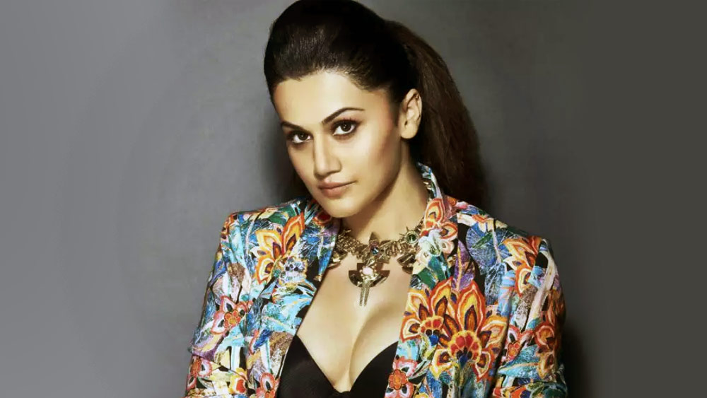 আর সকলের মতো তেনাদের সম্পর্কে লুকোছাপা নেই তাপসী পান্নুর। সাফ বলেন, তিনি ভূতে বিশ্বাসী! তেনাদের ভয়ও পান। সিনেমার পর্দায় সাহসী নায়িকা সত্যিই এত ভীতু?