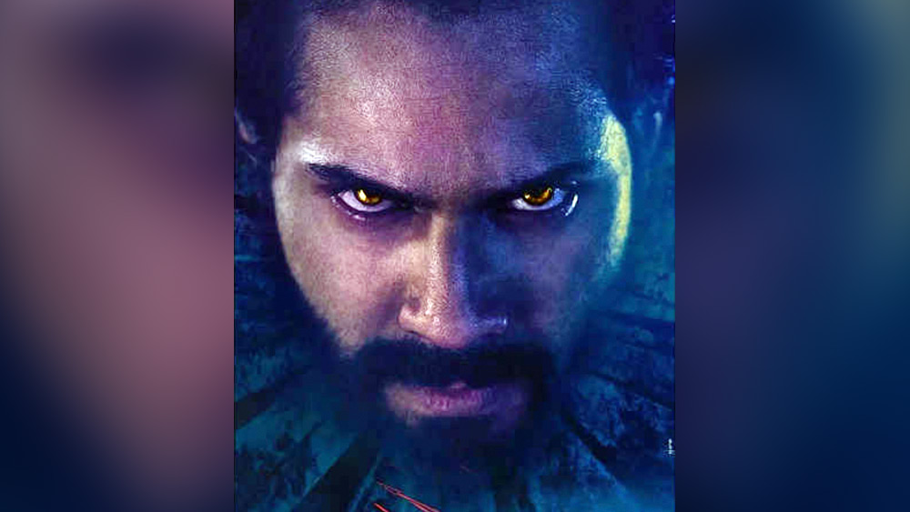 বরুণের কথায়, ‘‘লাস ভেগাসে আমরা শ্যুটিং করছিলাম। মিরাজ হোটেলের একটি স্যুইটে আমার থাকার বন্দোবস্ত করা হয়েছিল। সেটিকে সিনাত্রা স্যুইটও বলা হয়। কারণ ফ্র্যাঙ্ক সিনাত্রা সে শহরে গান গাইতে এলে সেটিতেই থাকতেন। ওই স্যুইটটা সত্যিই ভুতুড়ে। কারণ রাত হলেই হঠাৎ স্যুইটের দরজা খুলে যেত। আর গান গাওয়ার আওয়াজ আসত।’’