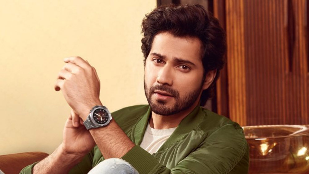 নায়িকার সঙ্গে মিষ্টি প্রেম বা খলনায়ককে বেদম পেটানো— হিন্দি ছবিতে এ সবই করে ফেলেছেন বরুণ ধবন। পরের মাসেই ‘ভেড়িয়া’ নামে তাঁর একটি হরর ছবি মুক্তি পাওয়ার কথা রয়েছে। তাতে অতিপ্রাকৃত কাণ্ডকারখানার প্রসঙ্গ উঠে আসবে। বাস্তবে কি তেমন কোনও অভিজ্ঞতা হয়েছে বরুণের? তাঁর দাবি, ২০১৫ সালের ‘এবিসিডি-২’ শ্যুটিংয়ের সময় অদ্ভুতুড়ে কাণ্ড ঘটেছিল।