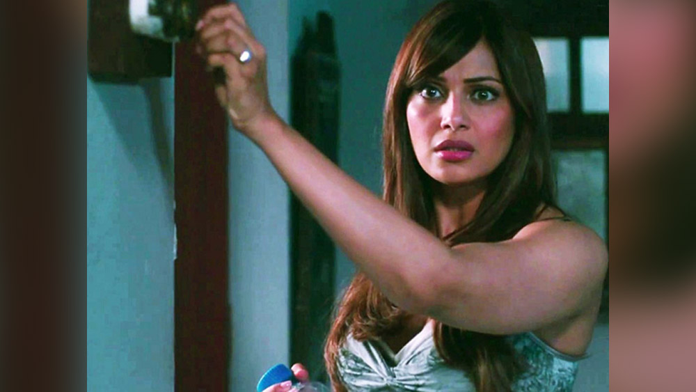 ইমরান হাশমির অভিষেক ছবিতে কী হয়েছিল? বিপাসা বলেন, ‘‘মুম্বইয়ের মুকেশ মিলসে আমরা ‘ফুটপাত’ ছবির শ্যুটিং করছিলাম। দিনের বেলায় আমি তিনতলার ঘরে একাই ছিলাম। অন্যরা বাকি ঘরগুলিতে... সাধারণত আমি সংলাপ ভুলে যাই না। তবে প্রতি বার হেঁটে গিয়ে সংলাপ বলার চেষ্টা করছি আর মনে হচ্ছিল যেন কেউ আমাকে বাধা দিচ্ছে।’’