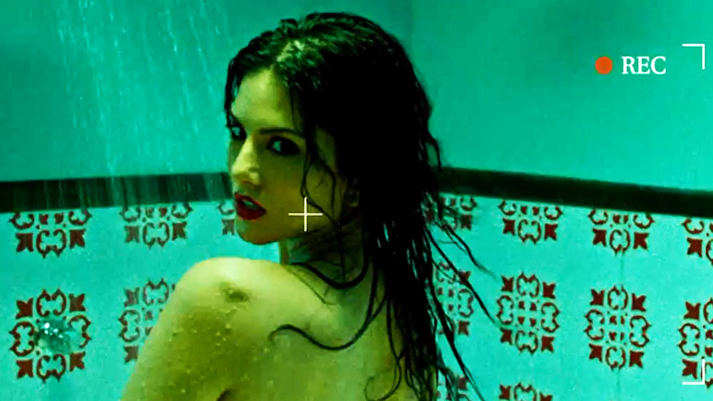 এম টিভির রিয়্যালিটি শো ‘স্প্লিটস্‌ভিলা’র এক মরসুমের শ্যুটিংয়ের জন্য রাজস্থানে গিয়েছিলেন সানি। সেখানেই নাকি তেনাদের উপস্থিতি টের পেয়েছিলেন। তিনি বলেন, ‘‘সার দিন শ্যুটিংয়ের পর এতই ক্লান্ত হয়ে পড়তাম! হোটেলের ঘরে ঢোকামাত্রই আমি ঘুমিয়ে কাদা। আমাকে নড়ানো যেত না। তবে এক বার ঘুমের মধ্যেই টের পেলাম, ঘরে যেন কেউ রয়েছে। হঠাৎ ঘুম ভেঙে গেল। চিৎকার করে উঠলাম, ‘আমাকে ছেড়ে দাও।’ ওই ভূতটার বোধ হয় দয়ামায়া ছিল। আমাকে ছেড়ে চলে গেল। তার পর সব স্বাভাবিক!’’