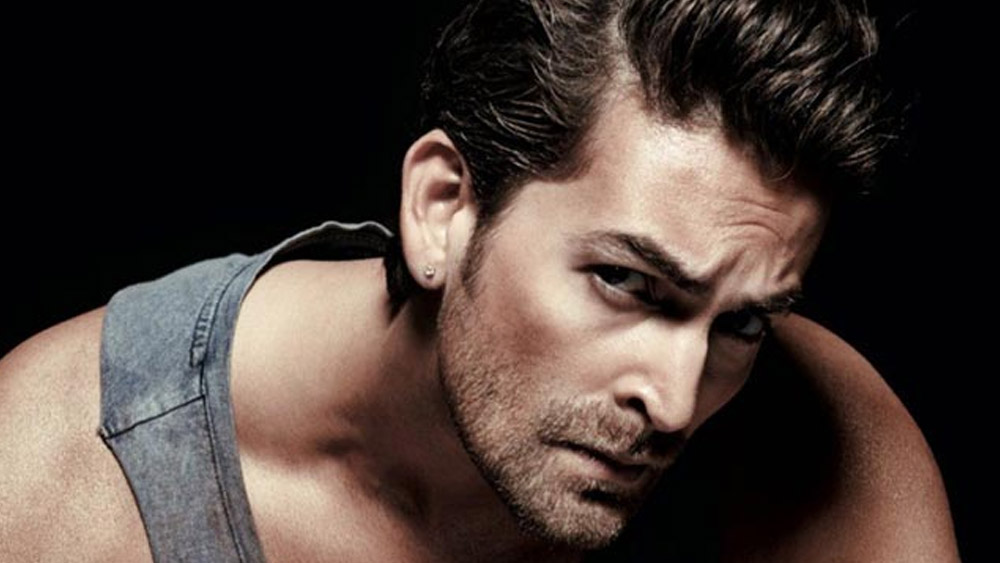 অশরীরীরা কি এত সহজে ধরা দেয়? নীল নীতিন মুকেশও বোধ হয় জবাব খুঁজেছেন। এক বার নাকি তেনাদের উপস্থিতি টের পেয়েছিলেন তাঁর ‘থ্রি-জি’ শ্যুটিং দলের এক কর্মী। 