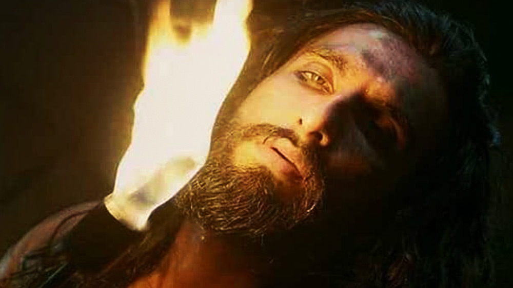 রণবীর বলেন, ‘‘হাড় হিম করা ওই ঘটনায় ভয়ে একেবারে সিঁটিয়ে গিয়েছিলাম আমি।’’ তাঁর কথায়, ‘‘আমার এখনও মনে রয়েছে, ‘বাজিরাও’য়ের শ্যুটিংয়ের সেটে একটা কালো দেওয়াল ছিল। তাতে ধুলো পড়ে কিছুটা অংশ ফ্যাকাশে দেখাচ্ছিল। একটা অবয়বও ফুটে উঠেছিল। সেটি ছিল বাজিরাওয়ের। অবিকল তাঁর পাগড়ি, চোখ, গোঁফ। তাঁর দু’টি হাতও দেখা যাচ্ছিল। সকলেই তা দেখে বুঝতে পেরেছিলেন, ওটা বাজিরাওয়ের অবয়ব।’’