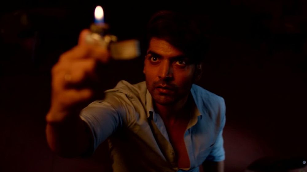 টিভির দুনিয়ার বাসিন্দা বলিউডেও পা রেখেছেন। তবে যে অভিজ্ঞতার কথা বলেছেন গুরমীত, তা টেলি সিরিজ ‘রামায়ণে’র শ্যুটিংয়ের সময়কার। তিনি বলেন, ‘‘আমার স্ত্রী দেবিনা (বন্দ্যোপাধ্যায়)-র  সঙ্গে নর্মদার ধারে এক শ্মশানঘাটে শ্যুটিং করছিলাম। ব়ডোদরায় ওই শ্যুটিং আচমকাই থামাতে হয়েছিল। আমার হেয়ারস্টাইলিস্ট হঠাৎই চিৎকার করে কাঁদতে শুরু করেছেন। কিছু ক্ষণ পর গুজরাতিতে কথাও বলতে লাগলেন। ওই মহিলা দক্ষিণের। জীবনেও গুজরাতি বলেননি। আমরা ওঁকে শান্ত করার চেষ্টা করলেও থামতে চান না। পরে তাঁকে হোটেলে নিয়ে যাওয়া হয়েছিল। তখনও একই অবস্থা। সকলের সামনেই এটা ঘটেছিলা। কোনও দিন সেই অভিজ্ঞতার কথা ভুলব না।’’