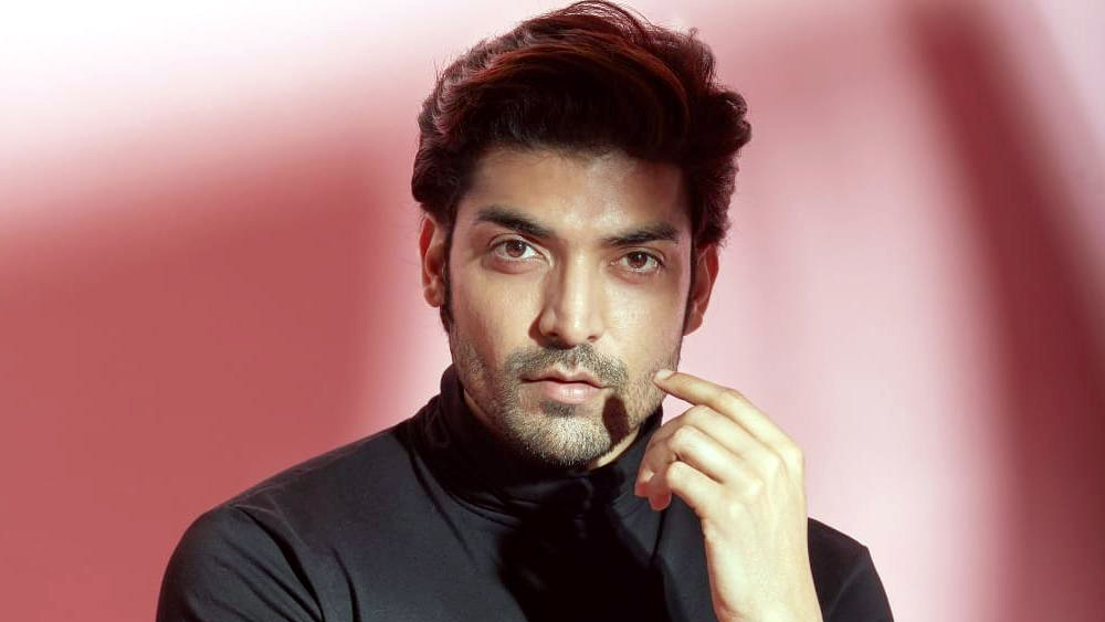 হলিউউ থেকে বলিউডের কত ছবিতেই তো দেখা গিয়েছে, অশরীরী কারও শরীরে ঢুকে পড়ে তাঁকে বশ করে ফেলেছে। তেমনটা আবার সত্যিই হয় নাকি! টেলিভিশন তারকা গুরমীত চৌধরি এ বিষয়ে সহমত হতে পারেন। কারণ, তেমনই নাকি তিনি দেখেছিলেন। 