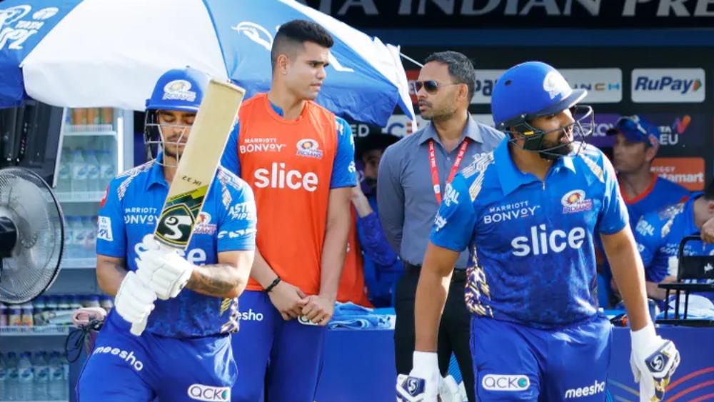 মুম্বই এখনও জয় খুঁজে পায়নি। টানা ছ’টি ম্যাচে হেরেছে তারা। গত এক সপ্তাহে অবশ্য চেন্নাই সুপার কিংস জয়ের মুখ দেখেছে। তারা হারিয়েছে বেঙ্গালুরুকে। জয়ের হ্যাটট্রিক করেছে হায়দরাবাদও।