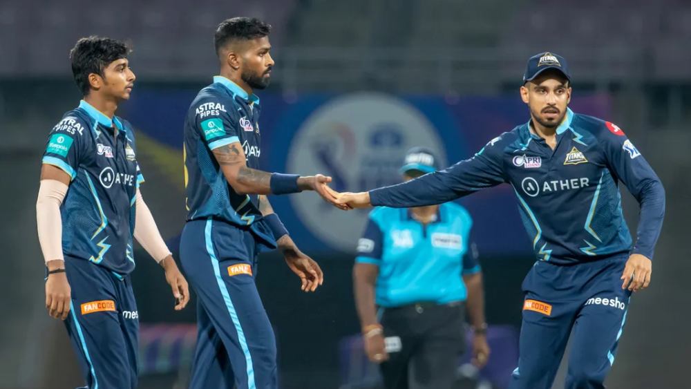 আইপিএলের কমলা টুপির লড়াইয়ে দেশিদের পাশাপাশি পাল্লা দিচ্ছেন বিদেশিরাও। কিন্তু বেগুনি টুপিতে একচ্ছত্র আধিপত্য ভারতীয়দেরই।