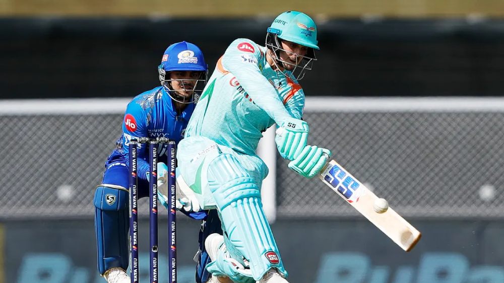 মুম্বই ছেড়ে লখনউয়ে গিয়েও কুইন্টন ডি’ককের ব্যাটে রান অব্যাহত। ছয় ম্যাচে ২১২ করেছেন। দু’টি অর্ধশতরান রয়েছে। ওপেনিংয়ে ভরসা দিচ্ছেন দলকে।