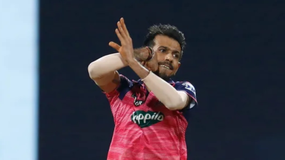 বোলারদের তালিকায় এখনও শীর্ষে যুজবেন্দ্র চহাল। পাঁচ ম্যাচে ১২টি উইকেট রয়েছে তাঁর। তবে তাঁর ঘাড়ের কাছে নিশ্বাস ফেলছেন আরও চার জন। চহালের পরে থাকা চারজনেরই রয়েছে ১১টি করে উইকেট।