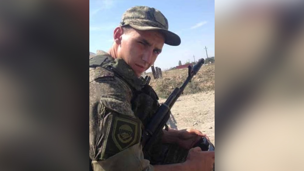 কথোপকথনে আরও শোনা যায় পুরুষকণ্ঠ: ‘‘তা হলে আমি ধর্ষণ করে তোমাকে কিছু বলব না।’’ তাঁকে ধর্ষণের ছাড়পত্র দেওয়া হল কি না, তা-ও জানতে চায় পুরুষকণ্ঠটি। নারীকণ্ঠের জবাব: ‘‘হ্যাঁ। যেন আমি কিছু জানতে না পারি।’’ এর পর দু’জনেই হাসতে থাকেন। এর পর নারীকণ্ঠের প্রশ্ন, ‘‘তুমি এ কথা জানতে চাইছ কেন?’’ এর পর পুরুষকণ্ঠে পাল্টা জিজ্ঞাসা, ‘‘আমি কি সত্যিই (ধর্ষণ) করতে পারি?’’ নারীকণ্ঠ: ‘‘হ্যাঁ! তোমাকে অনুমতি দিলাম। (হেসে) তবে গর্ভনিরোধক ব্যবহার কোরো।’’ পুরুষকণ্ঠ: ‘‘ঠিক আছে।’’