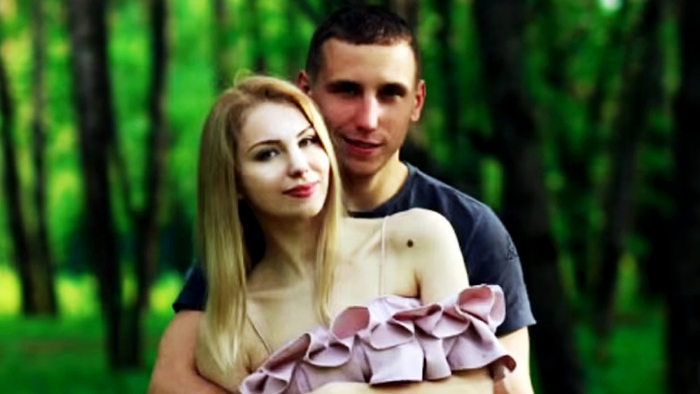 ইউক্রেনীয় গোয়েন্দাদের আরও দাবি, ওই দু’টি মোবাইল নম্বরই রাশিয়ার নেটওয়ার্কের। সেগুলি ২৭ বছর বয়সি রাশিয়ার সেনা রোমান এবং তাঁর স্ত্রী ওলগার। দু’জনেই রাশিয়ার ওরেলের বাসিন্দা।