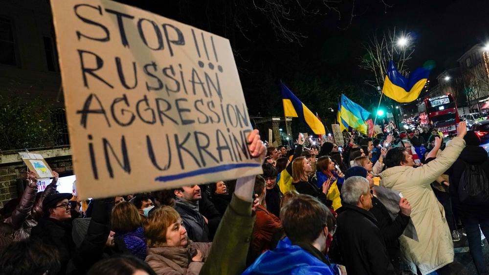 ইউক্রেনের যুদ্ধে রাশিয়ার সেনানিদের বিরুদ্ধে ধর্ষণ এবং যৌন হেনস্থার অভিযোগ আগেই তুলেছে ভোলোদিমির জেলেনস্কি সরকার। অভিযোগ, ইউক্রেনের বিরুদ্ধে ধর্ষণকে হাতিয়ার হিসাবে ব্যবহার করছে পুতিনবাহিনী। ইউক্রেনের মানবাধিকার কমিশনের দাবি, অন্তত ১২ লক্ষ শিশুকে অপহরণ করা হয়েছে। তাদের মধ্যে অনেককে ধর্ষণ ও পাচার করে দিয়েছে রাশিয়ার সেনাবাহিনী।