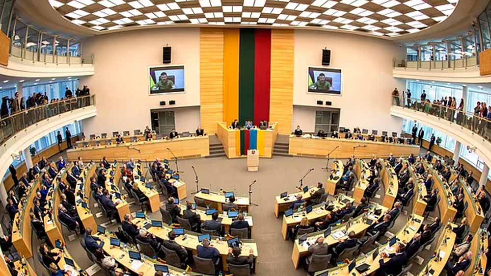 ১২ এপ্রিল লিথুয়ানিয়ার মন্ত্রীদের কাছে প্রেসি়ডেন্টের জেলেনস্কির দাবি, ‘‘যে সমস্ত জায়গা আক্রমণকারীদের দখলে আসেনি, সেখানে রুশদের অপরাধ অব্যাহত। নর্দমা ও ভূগর্ভস্থ জায়গায় লাশ পড়ে থাকতে দেখা গিয়েছে। শত শত ধর্ষণের অভিযোগ পাওয়া গিয়েছে। তার মধ্যে নাবালিকা, কমবয়সি মেয়ে এমনকি, শিশুরাও রয়েছে। আমরা যুদ্ধাপরাধের তথ্যপ্রমাণ সংগ্রহ করছি। হাজার হাজার নির্যাতিতার সাক্ষ্য গ্রহণ করা হয়েছে।’’