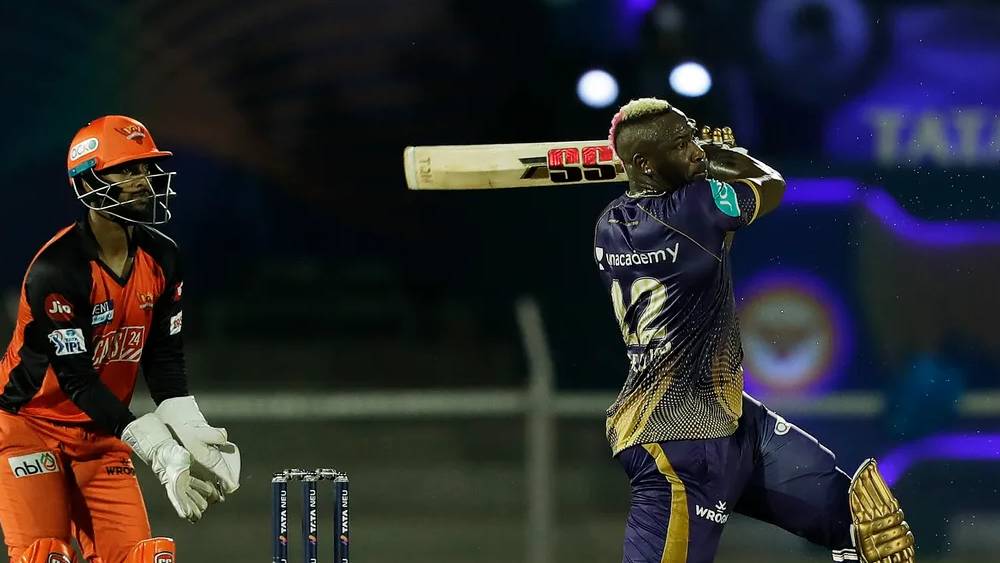 কলকাতার হয়ে দীর্ঘ দিন ধরে খেলছেন আন্দ্রে রাসেল। এর আগেও তাঁর চুলে বাহারি রঙ দেখা গিয়েছে। শুধু রঙ নয়, চুলের নতুন নতুন ছাঁটেও সবার নজর কাড়েন রাসেল।