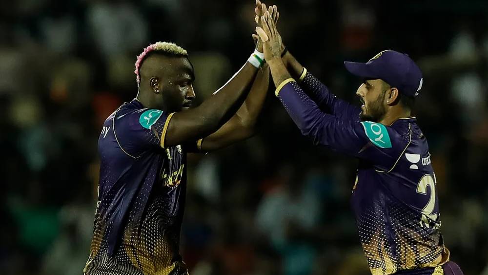 এ বার রাসেলের চুলের রঙ বেগুনি। কলকাতা নাইট রাইডার্সের বেগুনি জার্সির রঙ দেখা যাচ্ছে রাসেলের চুলে। শুধু রঙ নয়, রাসেলের ব্যাটেও চার-ছক্কার ফুলঝুরি দেখা যাচ্ছে।