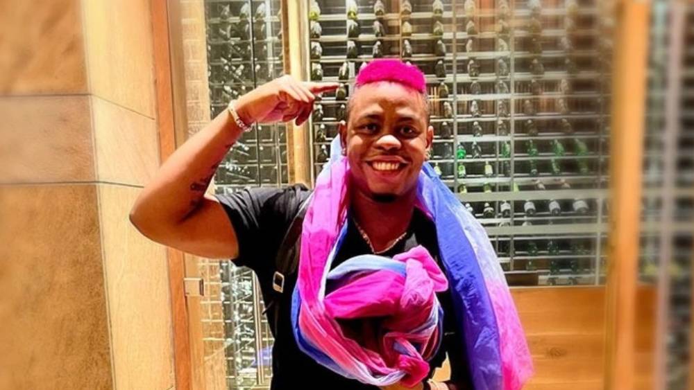 নিজের ব্যাটিংয়ের মতোই রঙিন ওয়েস্ট ইন্ডিজের ব্যাটার শিমরন হেটমেয়ার। বিভিন্ন দলের খেলেছেন হেটমায়ের। এ বছর রাজস্থান রয়্যালসের হয়ে খেলছেন তিনি। ব্যাট হাতে ভাল ছন্দে রয়েছেন হেটমেয়ার।