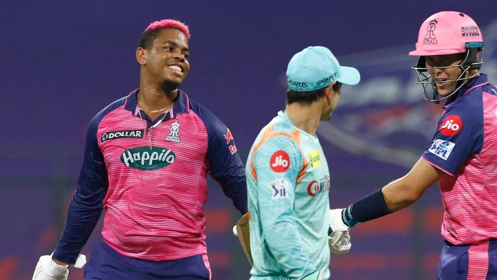 রাজস্থানের গোলাপি রঙে নিজের চুলকে রাঙিয়েছেন হেটমেয়ার। গোলাপি জার্সির সঙ্গে চুলের গোলাপি রঙে তাঁকে মানিয়েছে বেশ।