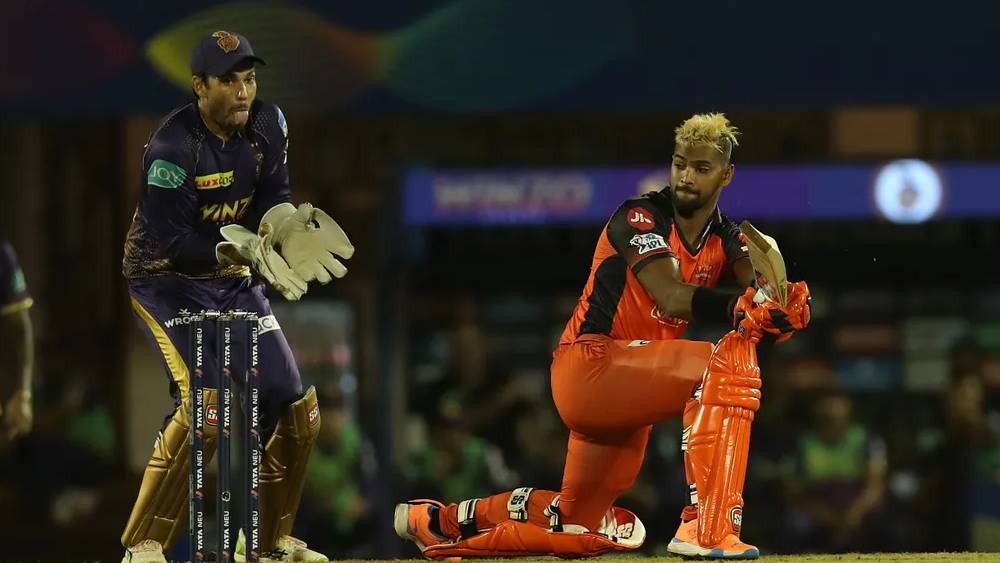 এ বার চুলে রঙ করিয়েছেন পুরানও। হায়দরাবাদের কমলা জার্সির রঙ দেখা গিয়েছে তাঁর চুলে।