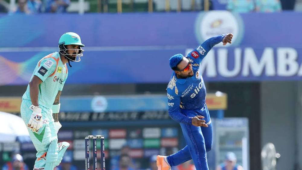 চুলের রঙে পিছিয়ে নেই অ্যালেনও। মুম্বইয়ের জার্সির মতো চুলের রঙও নীল করিয়েছেন তিনি।