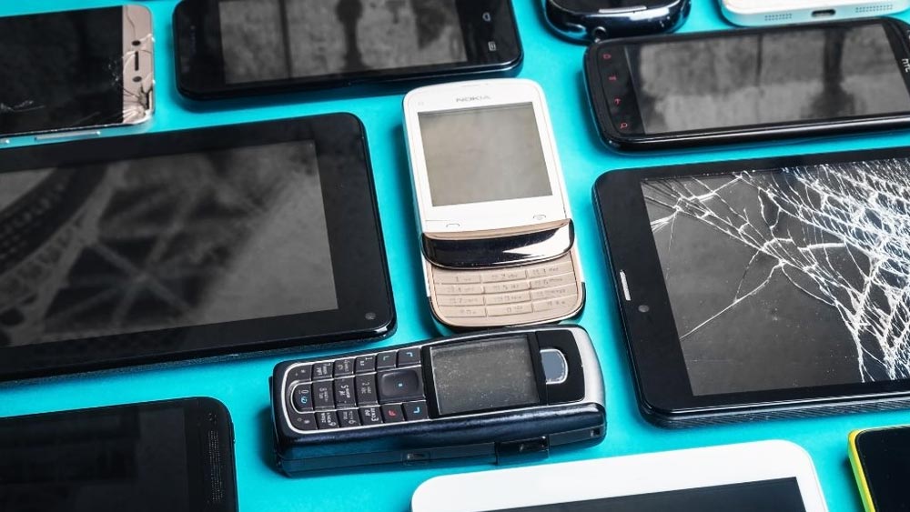 স্মার্টফোন পুরনো হয়ে গেলে আমরা খুব সহজেই তা বাতিল করে নতুন স্মার্টফোন কেনার ফিকিরে থাকি। যে ফোন এক দিন মনে খুশির জোয়ার এনে দিয়েছিল, তারই জায়গা হয় বাড়ির এক কোণায়। পকেটে জায়গা করে নেয় নতুন ঝাঁ চকচকে স্মার্টফোন। 