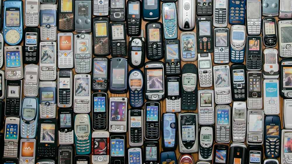 না জেনে অনেক সময়ই সামান্য মূল্যের বিনিময়ে বিক্রিও করে দিই পুরনো স্মার্ট ফোন।