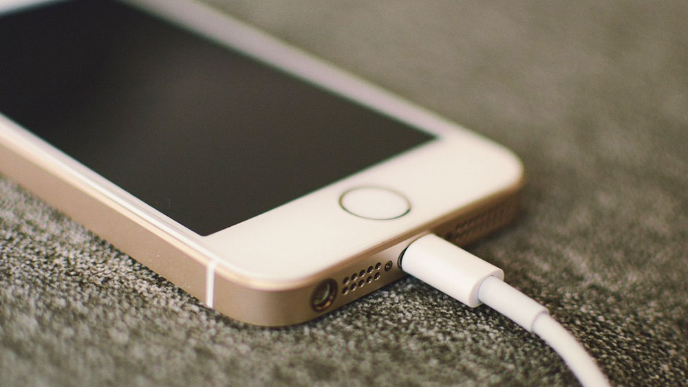 একটি স্মার্টফোনের প্লাস্টিকের কভারের নীচে প্রাকৃতিক সম্পদের ভান্ডার রয়েছে। সোনা-রুপো থেকে শুরু করে পৃথিবীর বিরল মৌলও থাকে স্মার্টফোনের কভারের নীচে ।