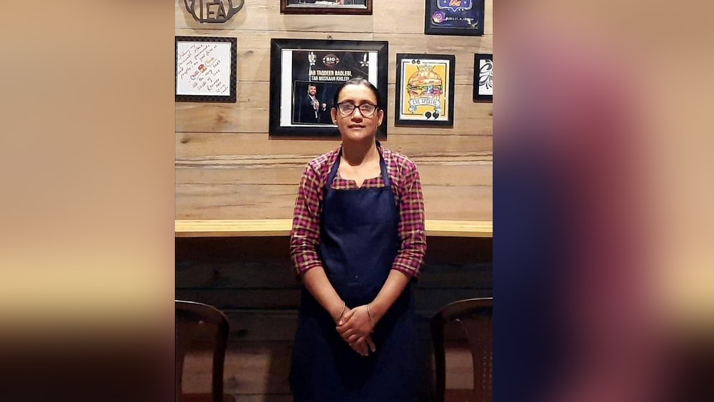 বছর পাঁচেক আগে এক পথদুর্ঘটনায় শিরদাঁড়ায় গুরুতর আঘাতে শয্যাশায়ী হয়ে পড়েছিলেন। সংসার খরচের উপর চেপে বসে তাঁর চিকিৎসার খরচও। আর্থিক সমস্যা মেটাতে সে অবস্থা থেকেই ঘুরে দাঁড়িয়েছেন গুজরাতের ইন্দুবেন রাজপুত। শুরু করেছেন বড়া-পাওয়ের ব্যবসা। আজকাল মাসে ১ লক্ষ ২৫ হাজার টাকা আয় করছেন মধ্যবিত্ত পরিবারের ওই বধূ।