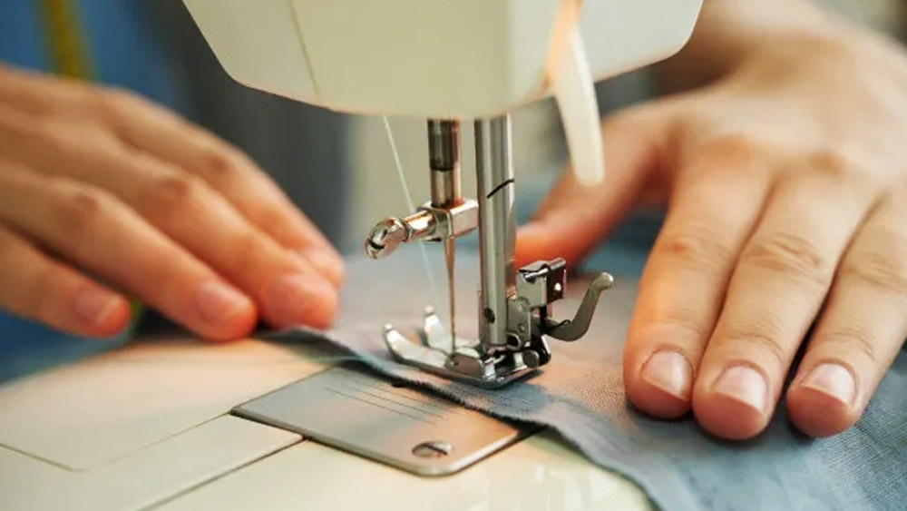 ইন্দুবেনের এই শারীরিক অবস্থায় যেন আকাশ ভেঙে পড়েছিল গুজরাতের মেহসানার ওই পরিবারে। স্বামী সরকারি অফিসে কেরানির কাজ করেন। তিন মেয়ের পড়াশোনার খরচ সামলে কোনও মতে সংসার চলে। তাই কিছু দিন হল যাবতীয় সঞ্চয় ঢেলে দর্জির দোকান দিয়েছিলেন ইন্দুবেন। সে ব্যবসা শুরু হতে না হতেই দুর্ঘটনায় বিছানা নিতে হয়েছিল ইন্দুবেনকে। 