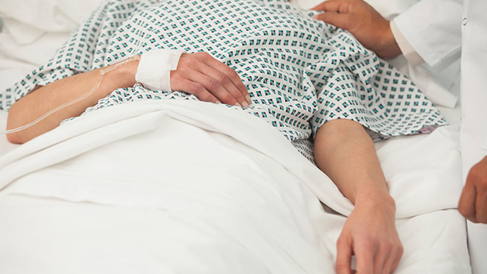 সংবাদমাধ্যমের কাছে ৪৪ বছরের ইন্দুবেন বলেন, ‘‘দুর্ঘটনার পর আমাদের জীবন একেবারে তছনছ হয়ে যায়। সমস্ত সঞ্চয় ফুরিয়ে গিয়েছিল। আমার স্বামী অফিসে ওভারটাইম করতে শুরু করেছিলেন, আর আমি সারাদিন বিছানায় পড়ে থাকতাম। নিজেকে এত অসহায় মনে হচ্ছিল সে সময়... ।’’