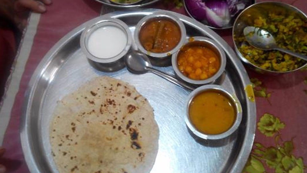 শিরদাঁড়ার সমস্যা মেটাতে ইন্দুবেনের অস্ত্রোপচার করতে হয়েছিল। তবে তার পরেও চিকিৎসা চালিয়ে যেতে হত। সেই খরচের বোঝা চেপে বসেছিল ইন্দুবেনের পরিবারে। তিনি বলেন, ‘‘আমার মেয়েরা বেসরকারি স্কুলে পড়ে। সে খরচের পাশাপাশি সংসারের পাঁচটা মুখে অন্ন জোগাতে হয়। স্বামীর একার রোজগারে কোনও ভাবেই আমারা কুলিয়ে উঠতে পারছিলাম না। এক সময় মনে হয়েছিল যেন একটা অন্ধকার টানেলে রয়েছি, যেখানে আলোর আভাসও নেই।’’