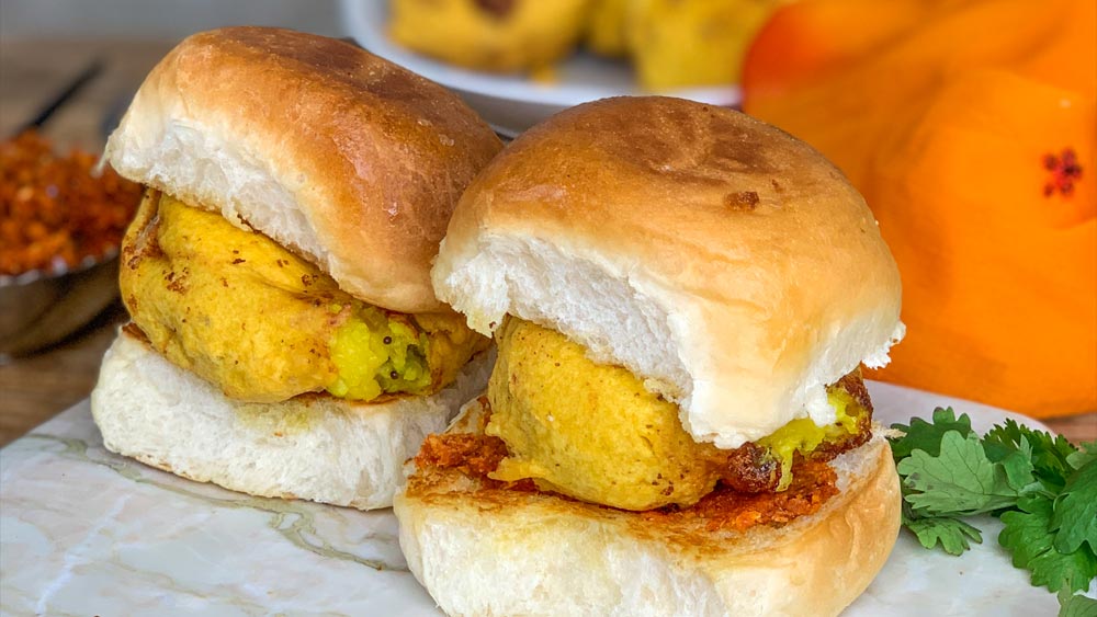 ইন্দুবেন জানিয়েছেন, অর্থকষ্টের জেরে তিনি আশাহত হলেও স্বামী-সন্তানেরা হাল ছাড়েননি। তাঁদের প্রচেষ্টায় ‘চিলি অ্যান্ড চিজ’-এর যাত্রা শুরু হয়। ঘরোয়া রেসিপিতে তৈরি বড়া পাও-সহ নানা মুখরোচক খাবারের দোকান।