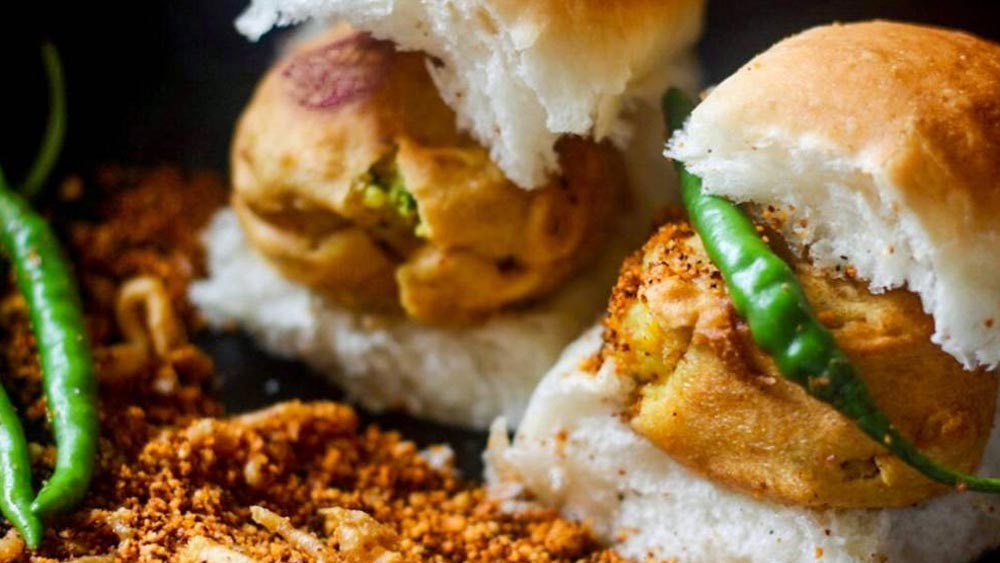 গুজরাতি মহল্লায় মুম্বইয়া বড়া-পাওয়ের ব্যবসা করার কথা মাথায় এল কী ভাবে? ইন্দুবেন বলেন, ‘‘আমার জন্ম ও বেড়ে ওঠা মহারাষ্ট্রের কোলাপুরে। গুজরাতি পরিবারের হলেও ছোটবেলায় বোধ হয় ঢোকলার থেকে বেশি বড়া-পাও খেয়েছি। আমার মা তাঁর নিজস্ব রেসিপিতে দারুণ বড়া-পাও তৈরি করতেন। বাজারচলতি স্বাদের থেকে তার স্বাদ-গন্ধ আলাদা!’’